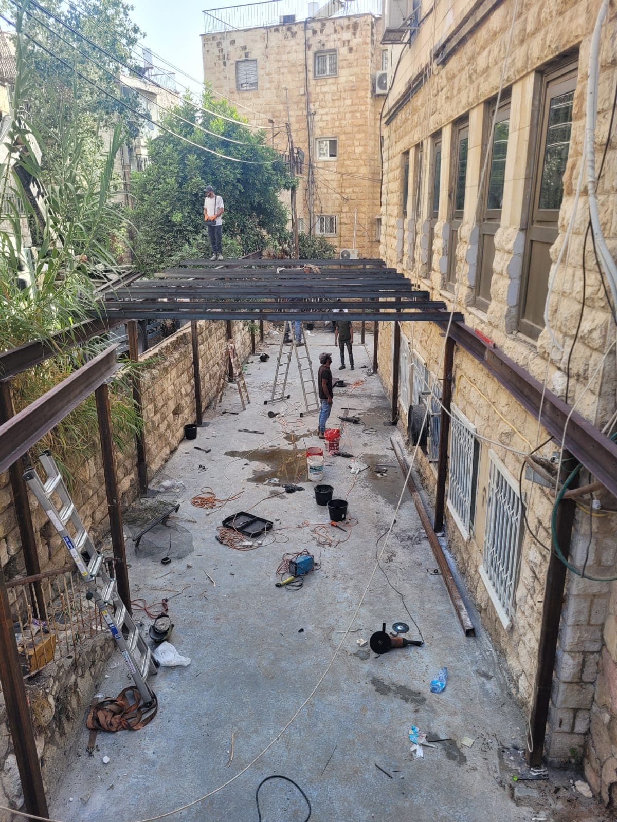 מסגרת קונסטרוקציית הפלדה מורכבת בין שני בניינים