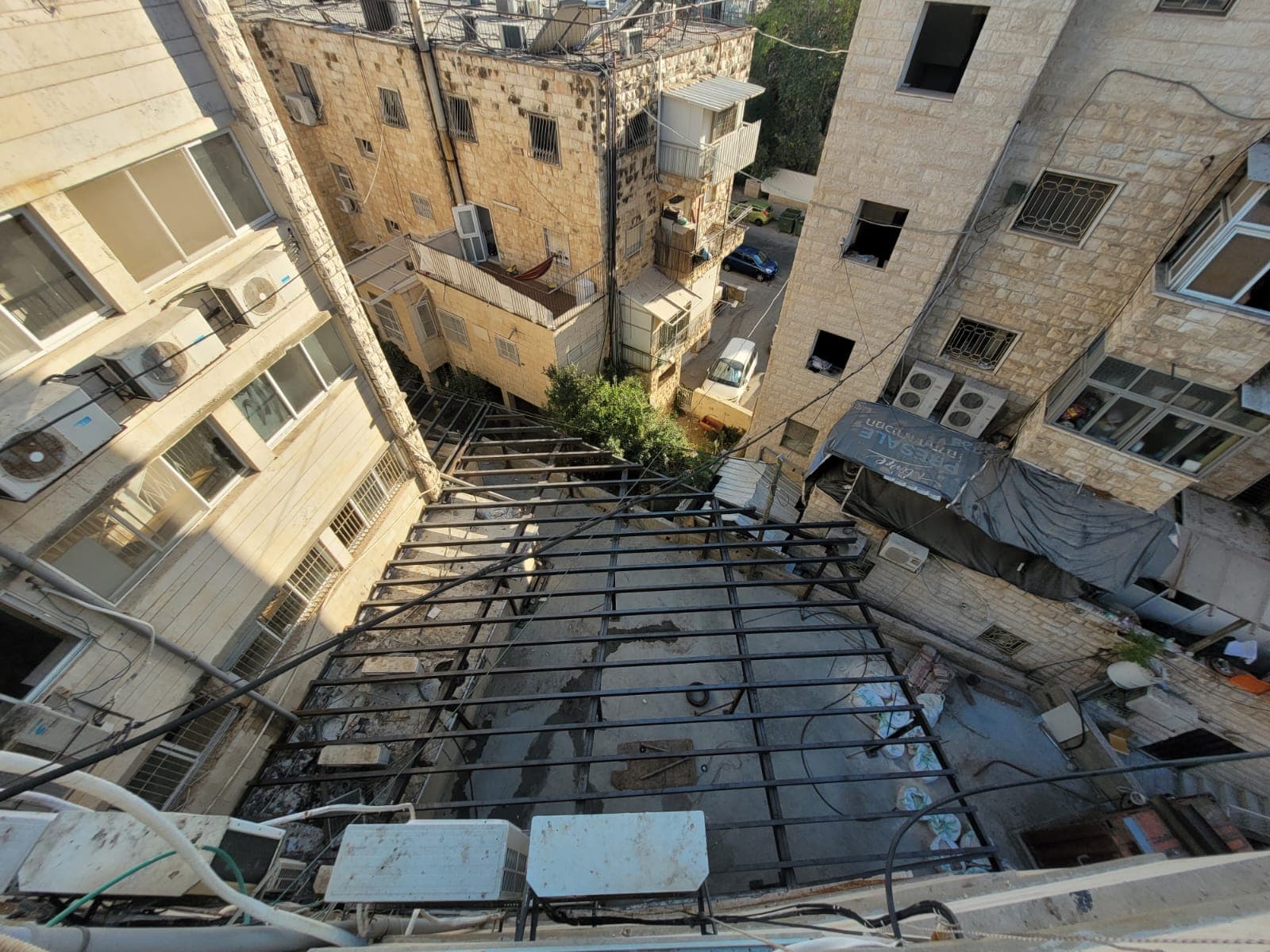 מבט מלמעלה על קונסטרוקציית הפלדה הפרושה בין בנייני המגורים