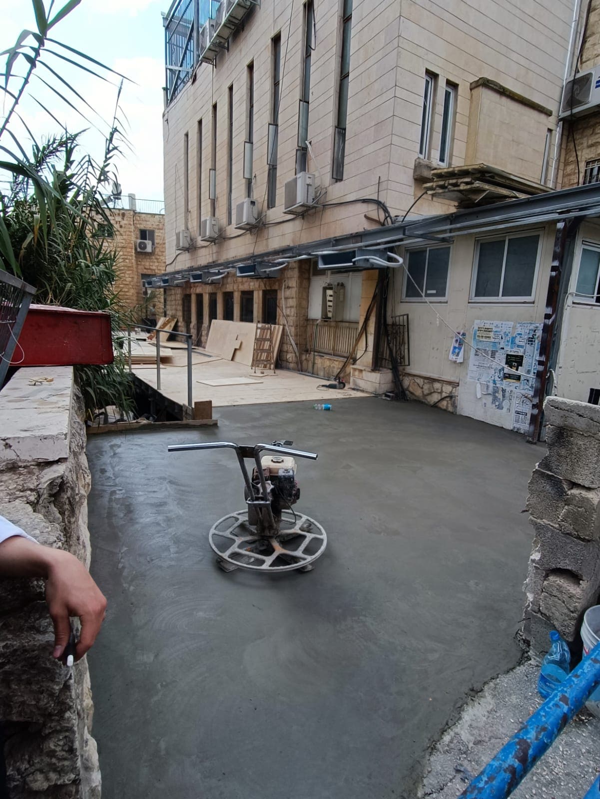 החלקת בטון במכונת הליקופטר על משטח רחב — שלב הגמר במשטח הבטון