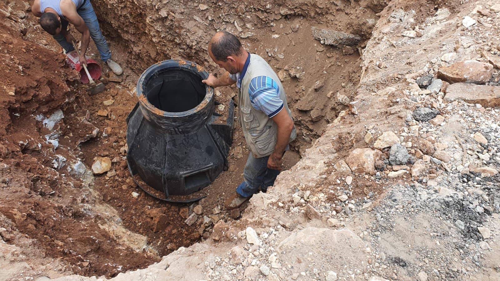 התקנת רכיב שוחה (חתך חרוטי) בתוך בור החפירה — שלב התשתיות