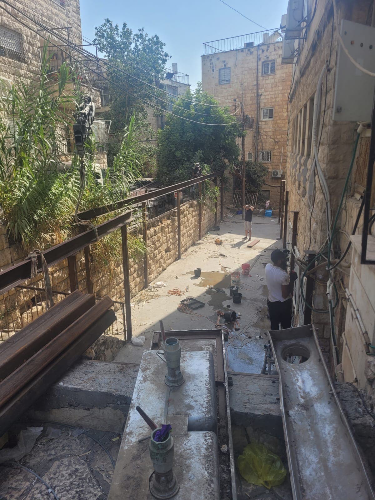 מבט לסמטה צרה באתר, קורת פלדה בחזית