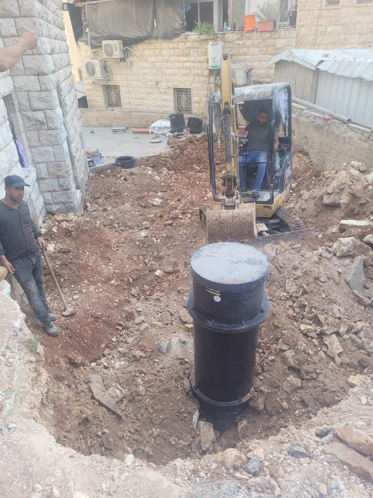 התקנת שוחת ביוב גלילית לצד מבנים סמוכים בעזרת מחפרון