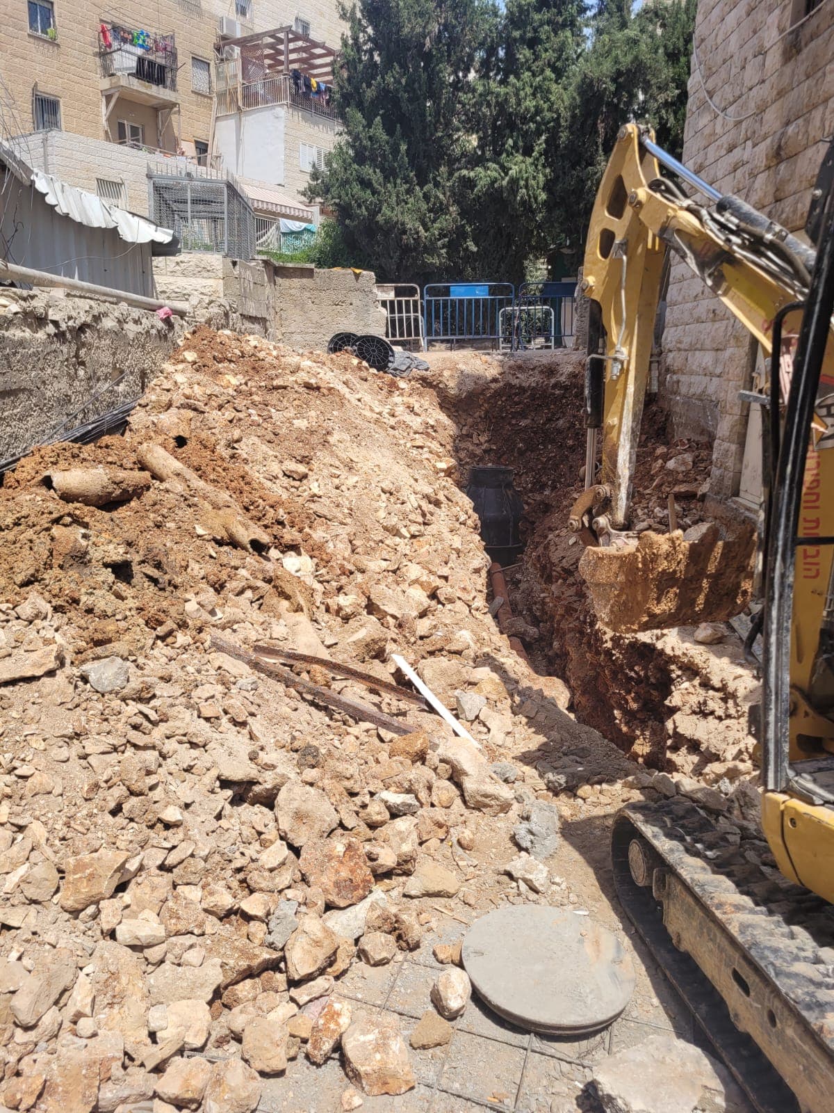 חפירה ועבודות עפר בין בנייני אבן — שלב התשתיות